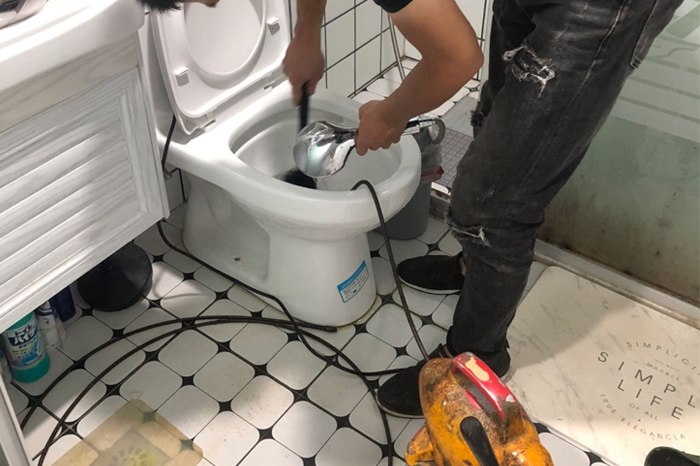 吐鲁番马桶堵塞自己疏通还是找师傅?专业上门服务让你省时更省心